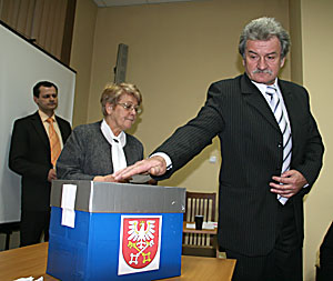 Zbigniew Janosz podczas głosowania