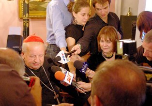 Kardynał Dziwisz przekazał wójt Zofii Oszackiej ziemię pod nowe osiedle.